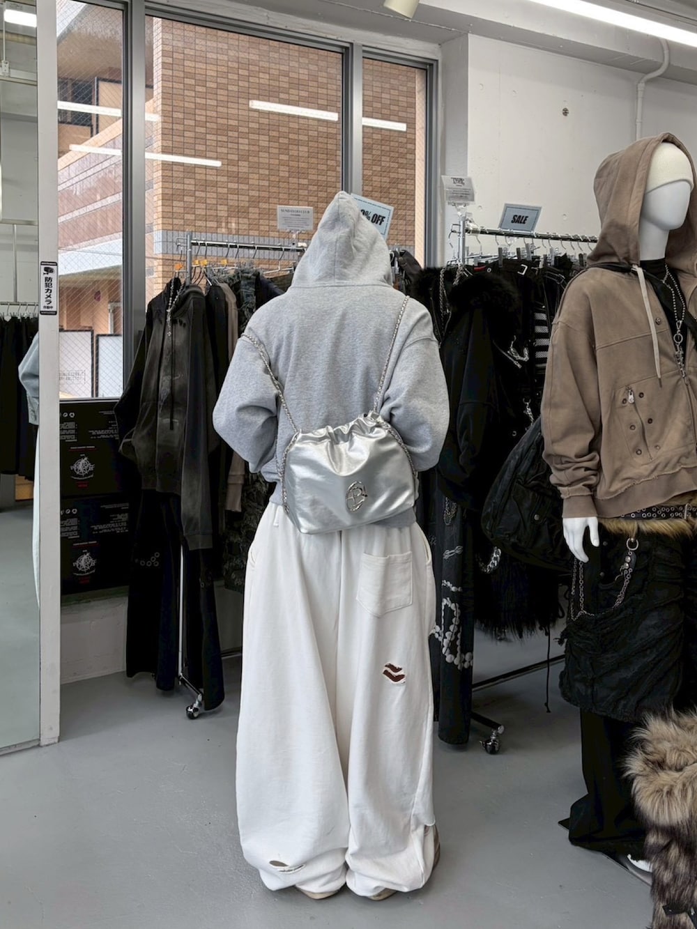 グレー系のパーカーを着用したレディースの春コーディネートの2枚目の写真