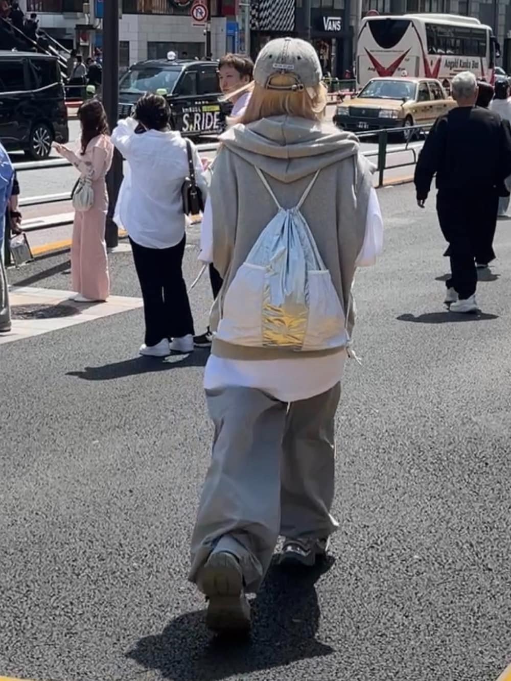 ホワイト系のTシャツ/カットソー、グレー系のキャップを着用したレディースの春コーディネートの2枚目の写真