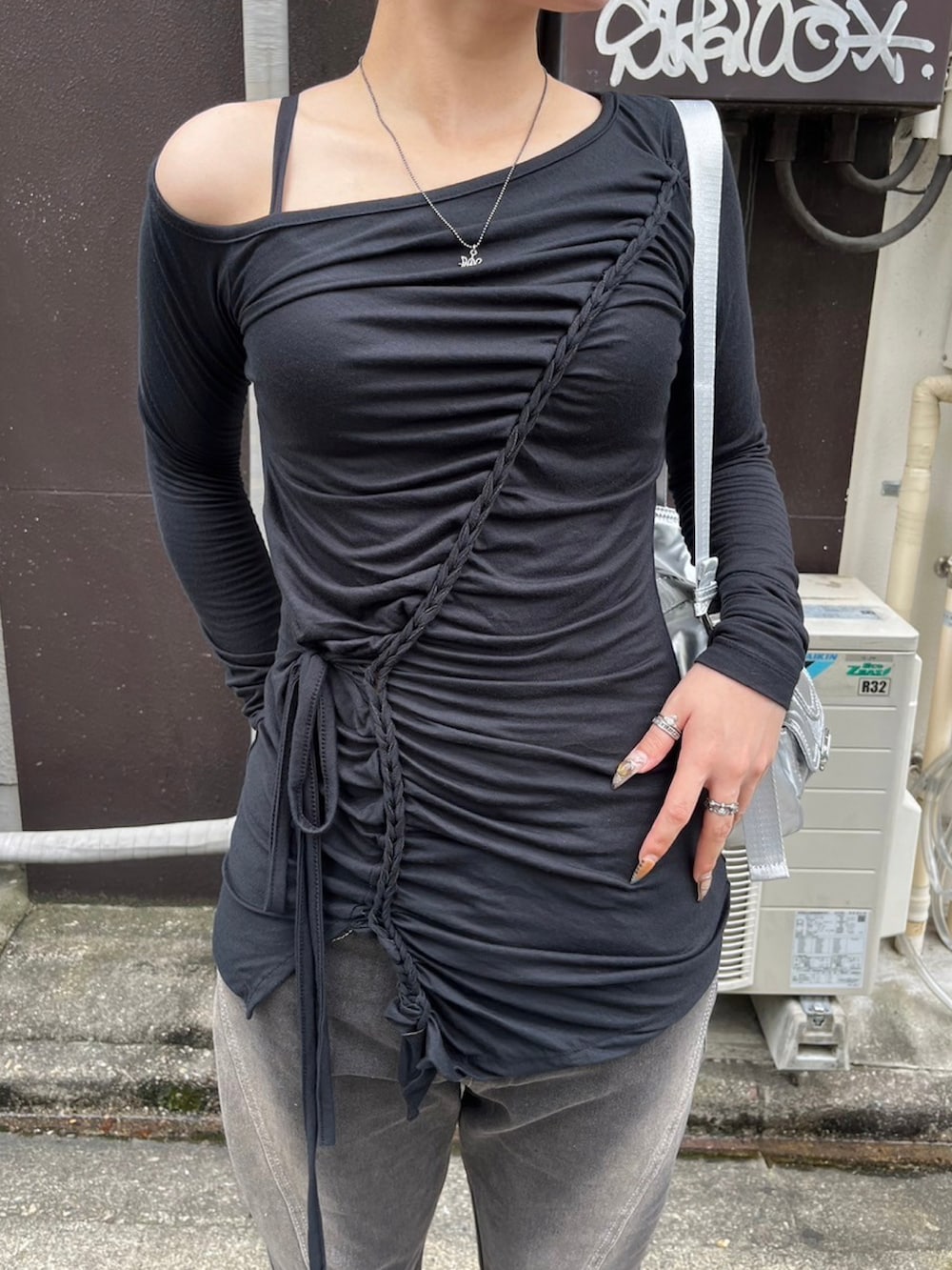 ブラック系のTシャツ/カットソー、シルバー系のショルダーバッグ、グレー系のハンチング/ベレー帽を着用したレディースの秋コーディネートの3枚目の写真