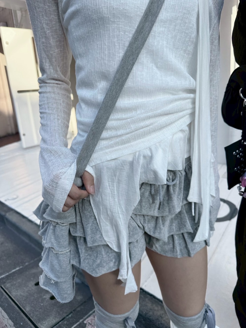 ホワイト系のカーディガン/ボレロ、ホワイト系のレッグウォーマー、グレー系のレッグウォーマーを着用したメンズの秋コーディネートの3枚目の写真