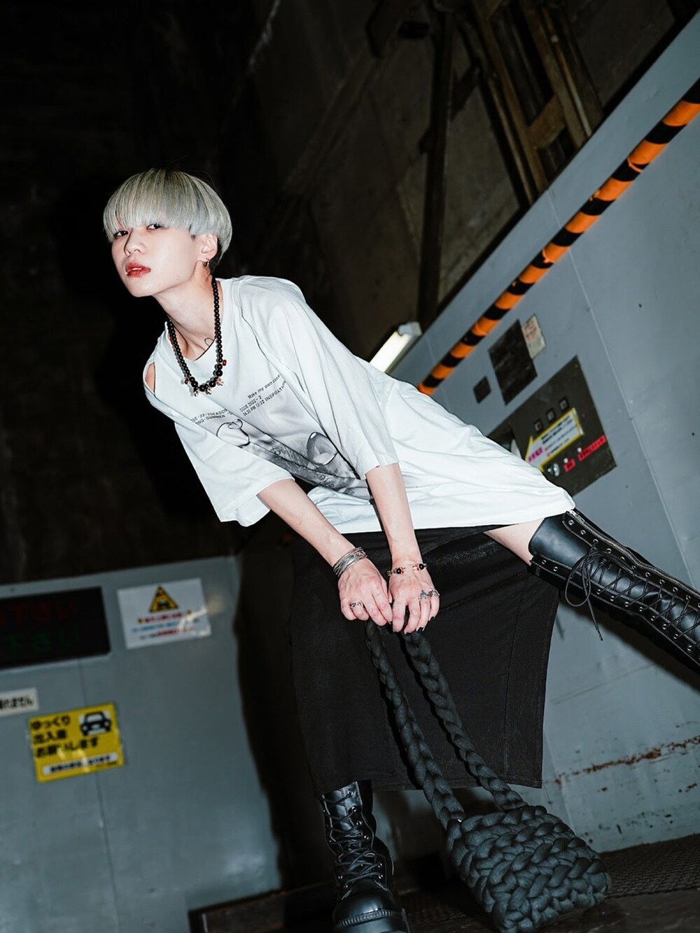 ホワイト系のTシャツ/カットソーを着用したレディースの夏コーディネートの2枚目の写真