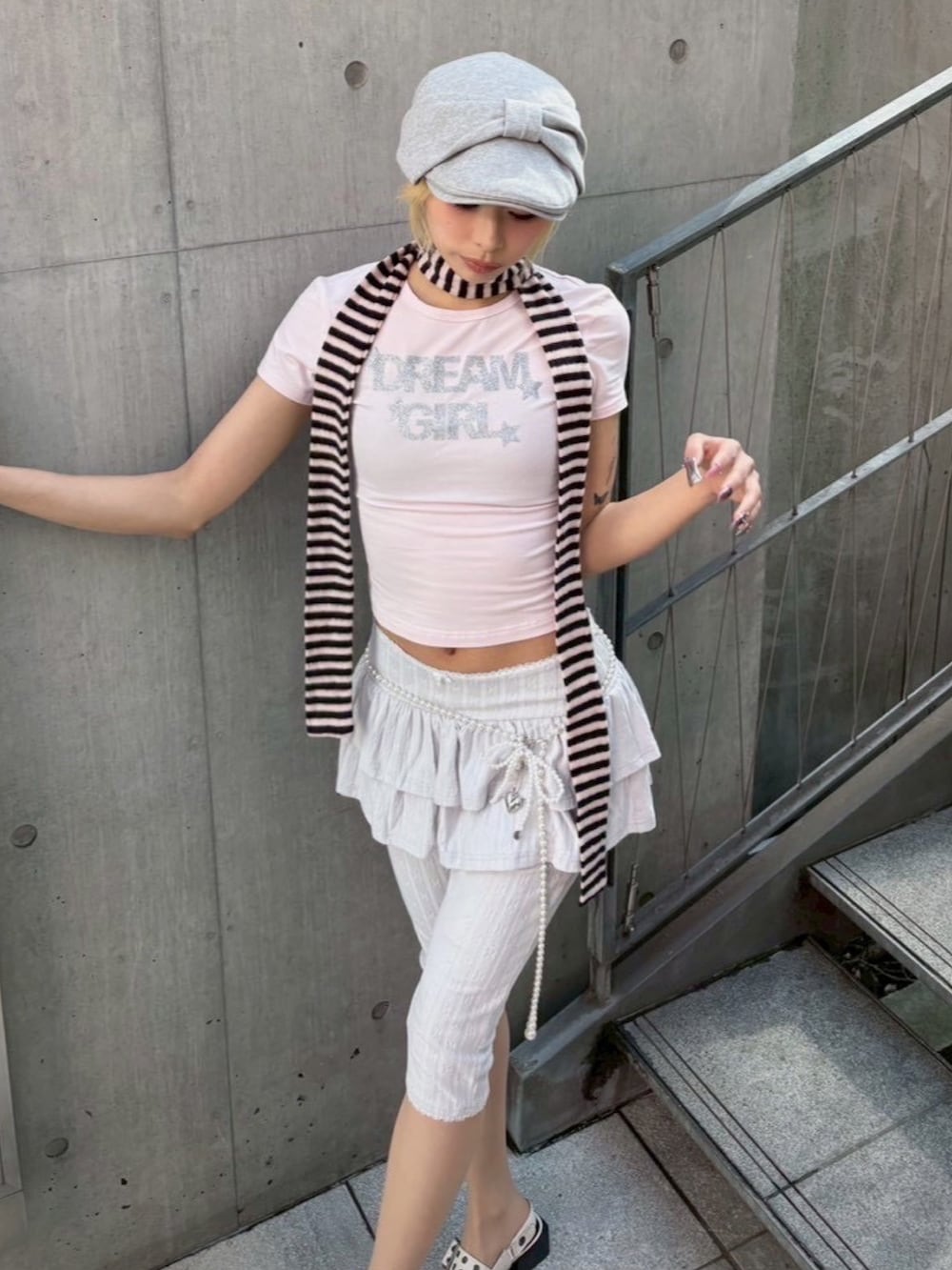 ピンク系のTシャツ/カットソーを着用したレディースの春コーディネートの3枚目の写真