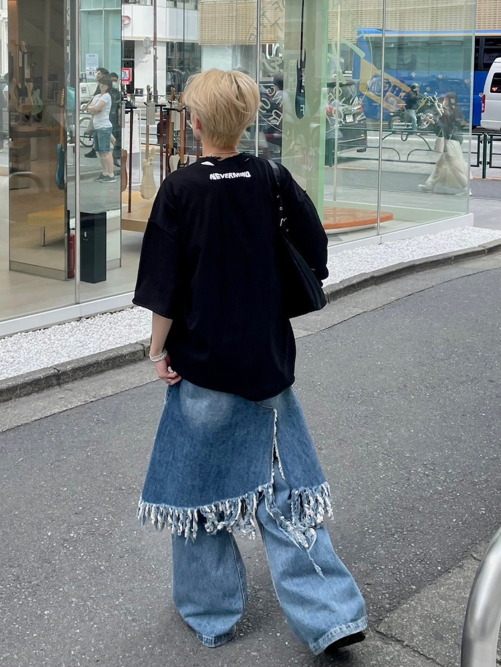 ホワイト系のタンクトップ、ブラック系のショルダーバッグ、ブラック系のTシャツ/カットソーを着用したメンズの春コーディネートの3枚目の写真