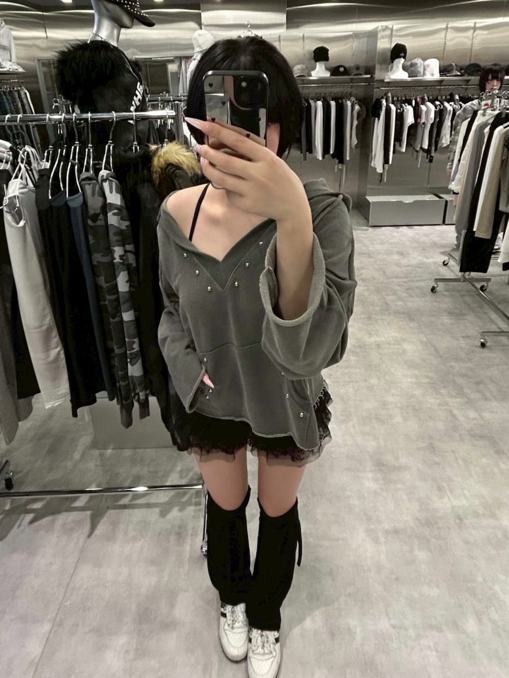 ブラック系のレッグウォーマーを着用したレディースの秋コーディネートの2枚目の写真