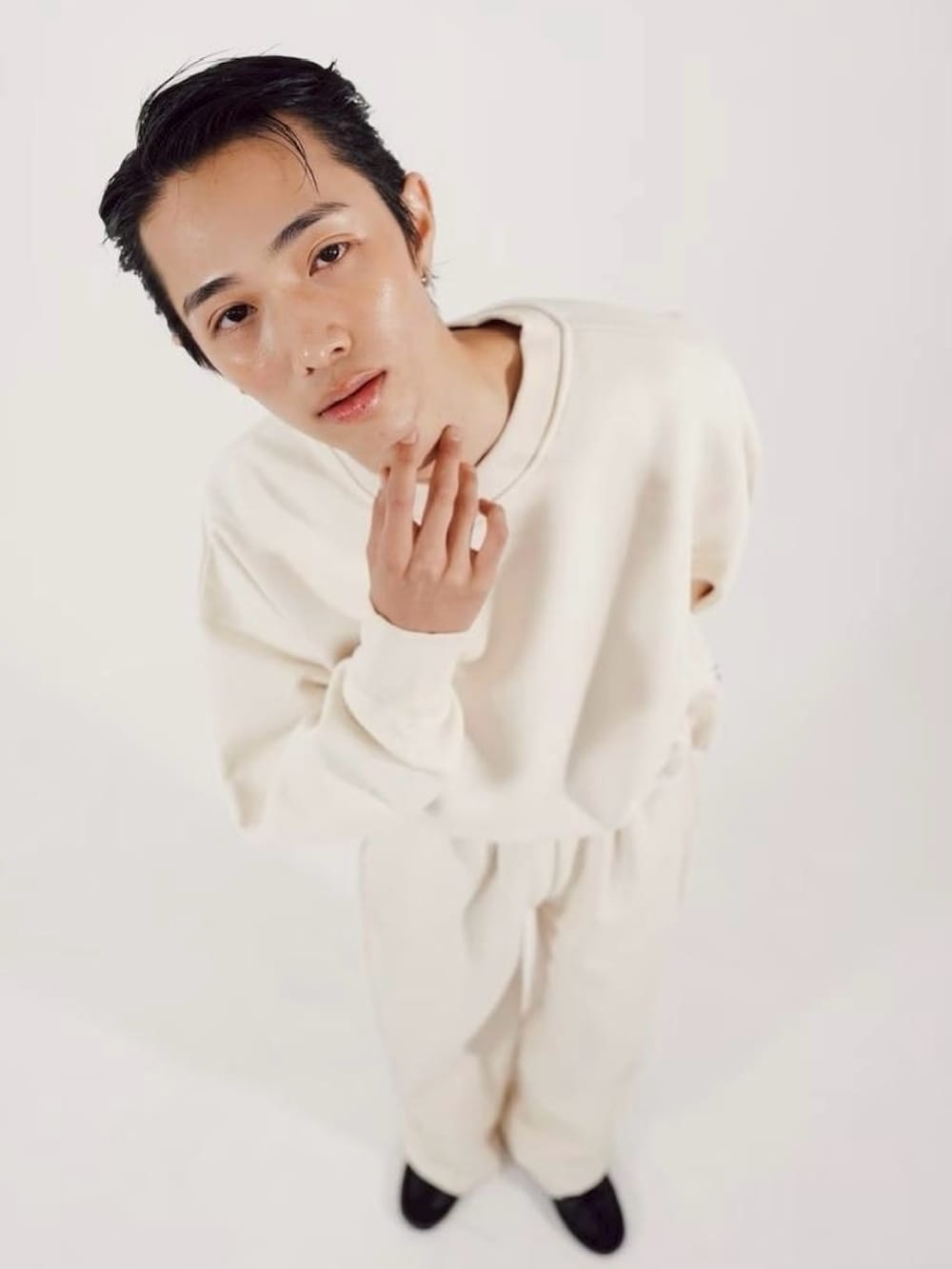 ベージュ系のスウェット、ベージュ系のスウェットパンツを着用したメンズの冬コーディネートの2枚目の写真