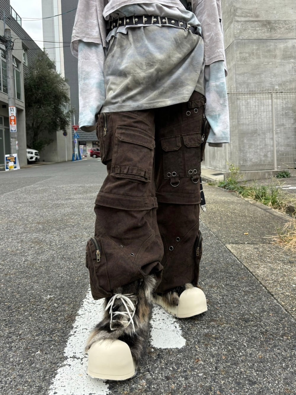 その他のカーゴパンツ、ブラック系のブーツ、グレー系のハンチング/ベレー帽を着用したレディースの秋コーディネートの4枚目の写真