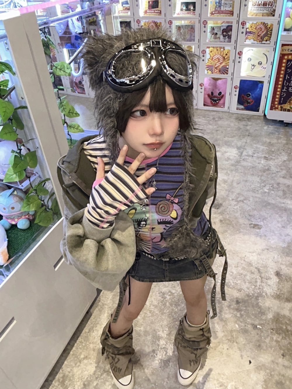 ブラック系のデニムスカート、グリーン系のパーカー、ブラウン系のニットキャップ/ビーニーを着用したレディースの秋コーディネートの5枚目の写真