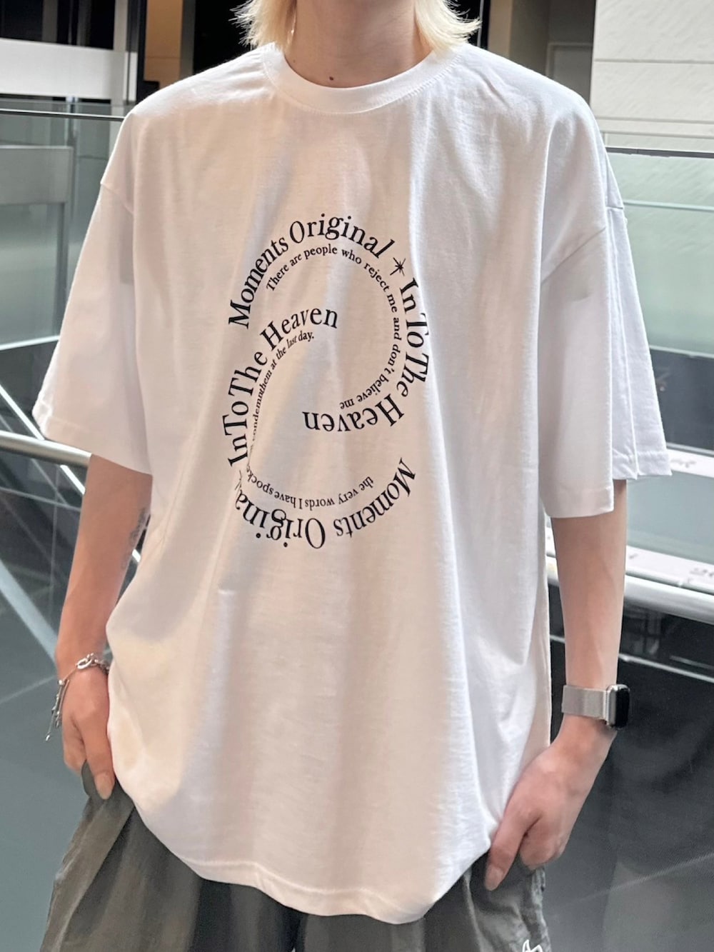 ホワイト系のTシャツ/カットソー、グレー系のブルゾンを着用したメンズの春コーディネートの4枚目の写真