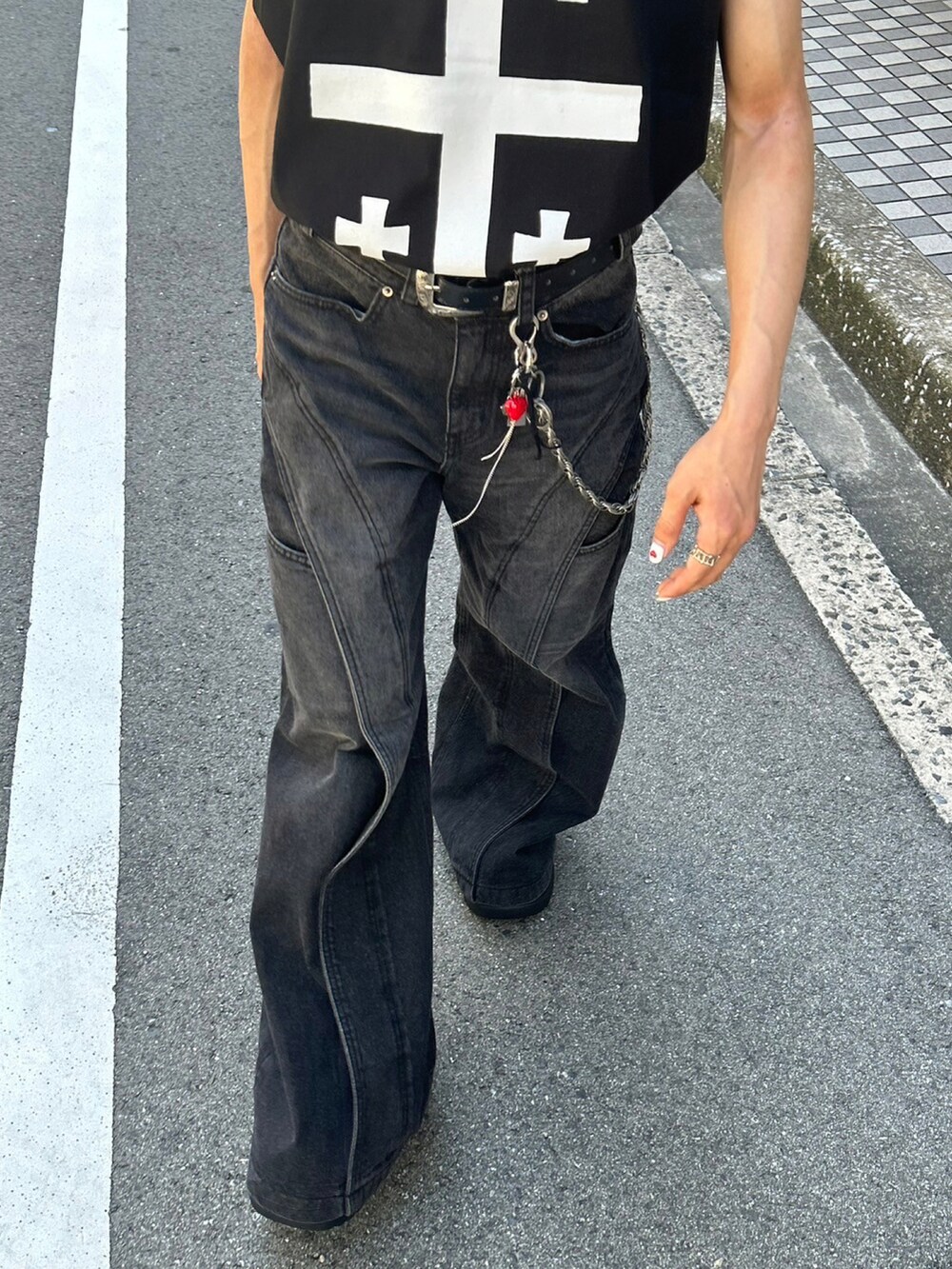 ブラック系のデニムパンツ、ブラック系のスリッポン、ブラック系のキャップを着用したメンズの夏コーディネートの3枚目の写真