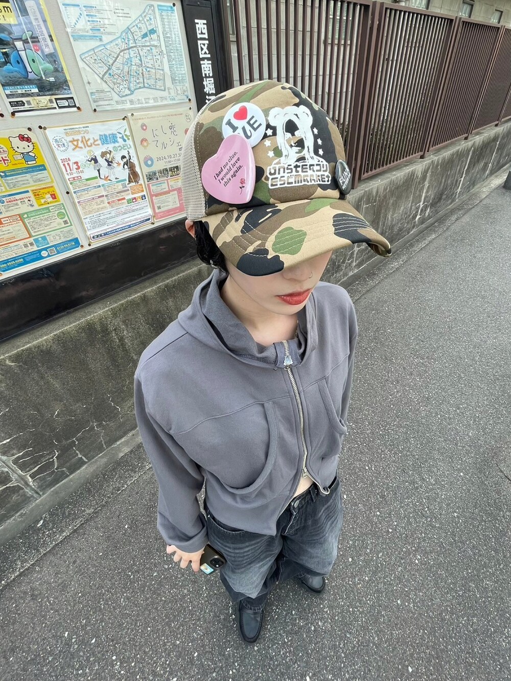 ブラック系のデニムパンツ、その他のキャップを着用したレディースの秋コーディネートの4枚目の写真