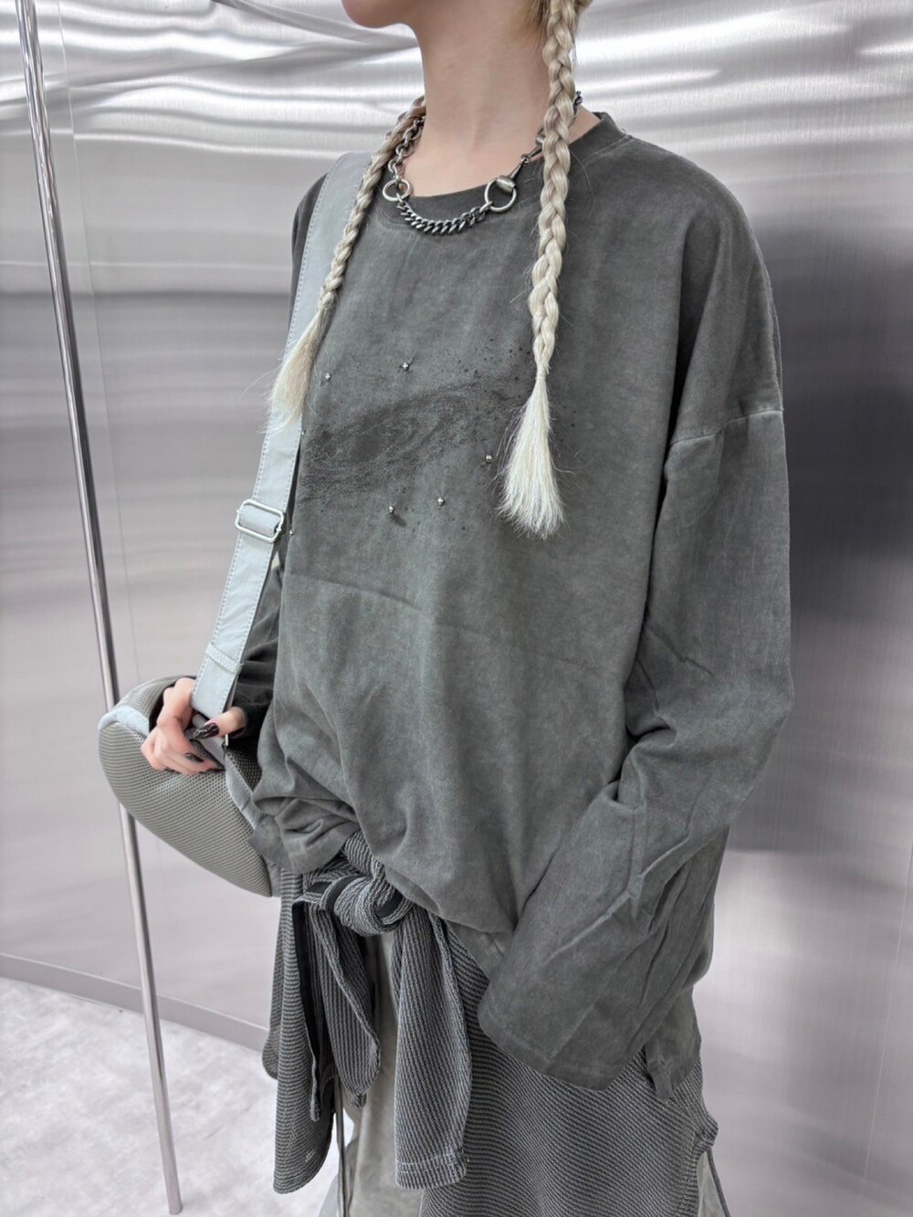 グレー系のTシャツ/カットソー、グレー系のパーカーを着用したレディースの秋コーディネートの4枚目の写真