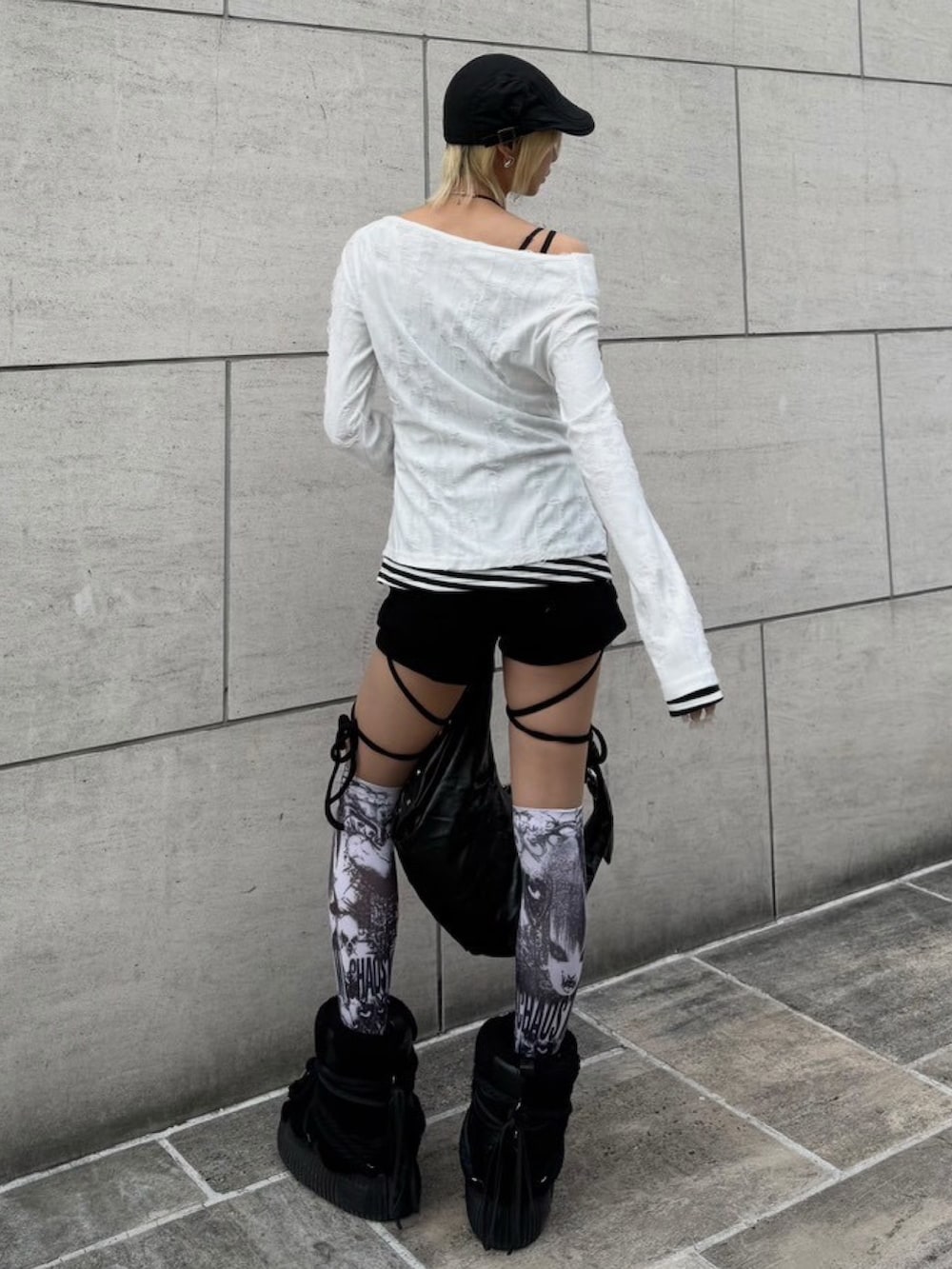 ホワイト系のTシャツ/カットソーを着用したレディースの春コーディネートの4枚目の写真