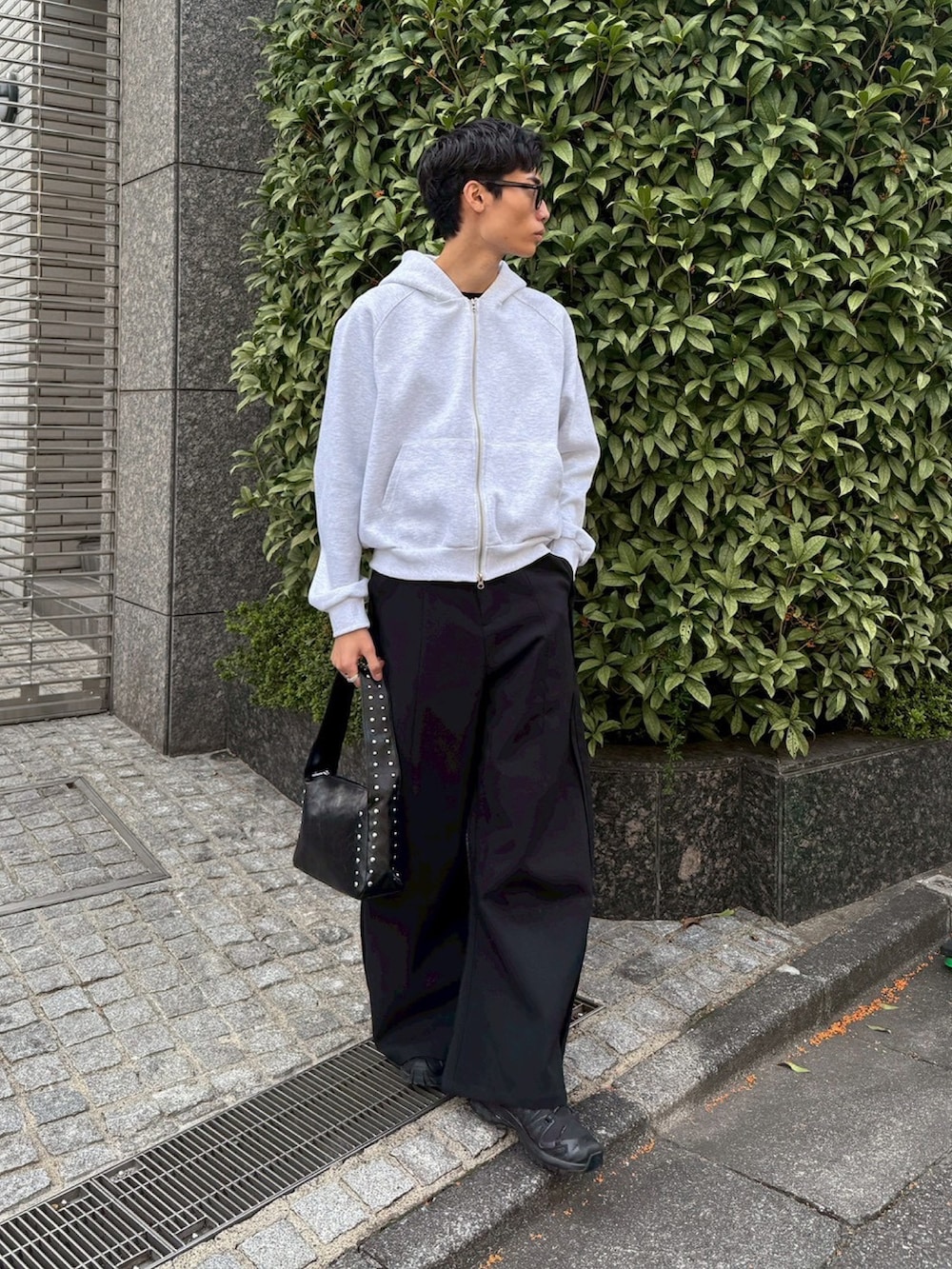 グレー系のパーカーを着用したメンズの秋コーディネートの2枚目の写真