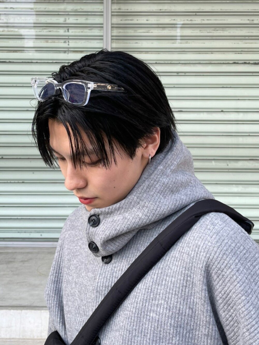 その他のサングラスを着用したメンズの春コーディネートの2枚目の写真