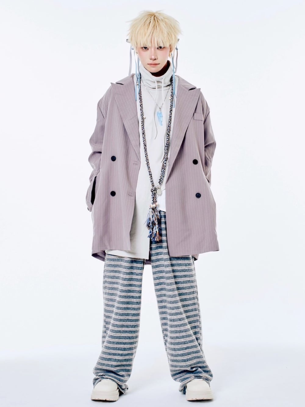 グレー系のテーラードジャケット、グレー系のスウェットパンツを着用したメンズの春コーディネートの2枚目の写真