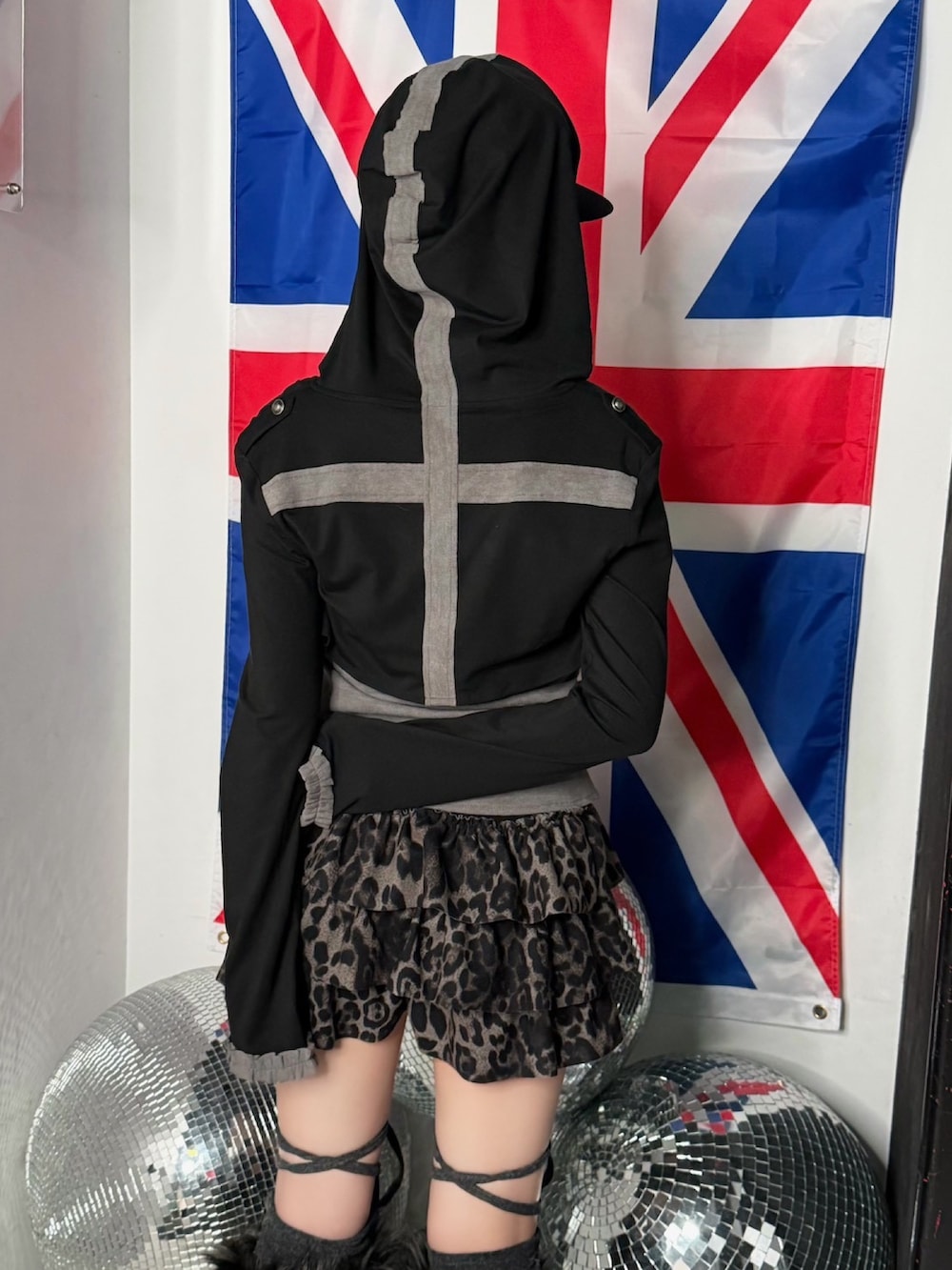 ブラック系のブーツ、ブラック系のレッグウォーマーを着用したレディースの冬コーディネートの4枚目の写真