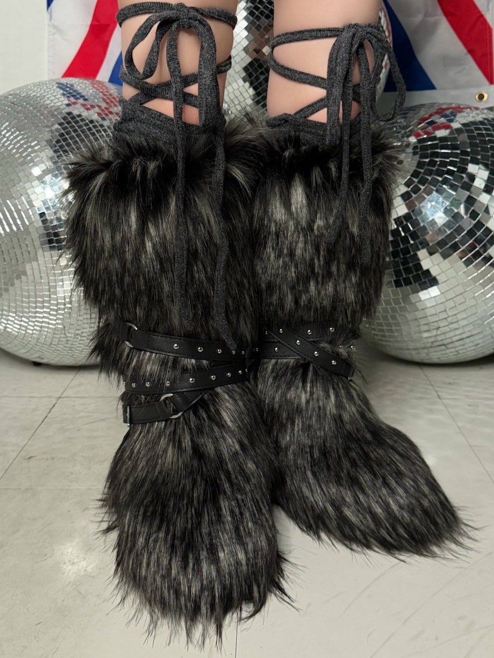 ブラック系のブーツ、ブラック系のレッグウォーマーを着用したレディースの冬コーディネートの5枚目の写真