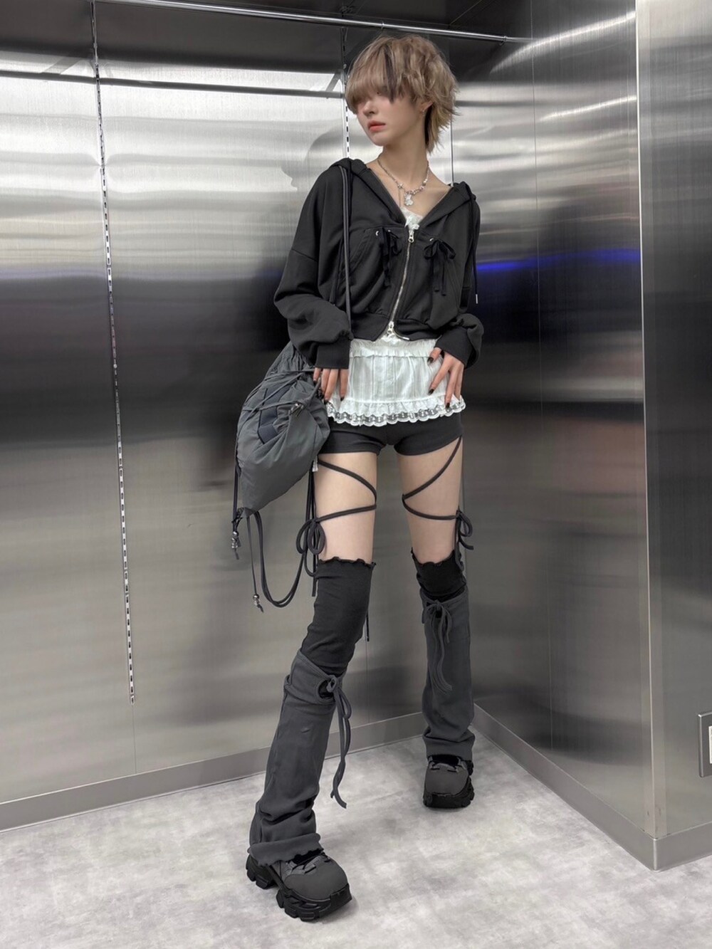 グレー系のバックパック/リュックを着用したレディースの秋コーディネートの2枚目の写真