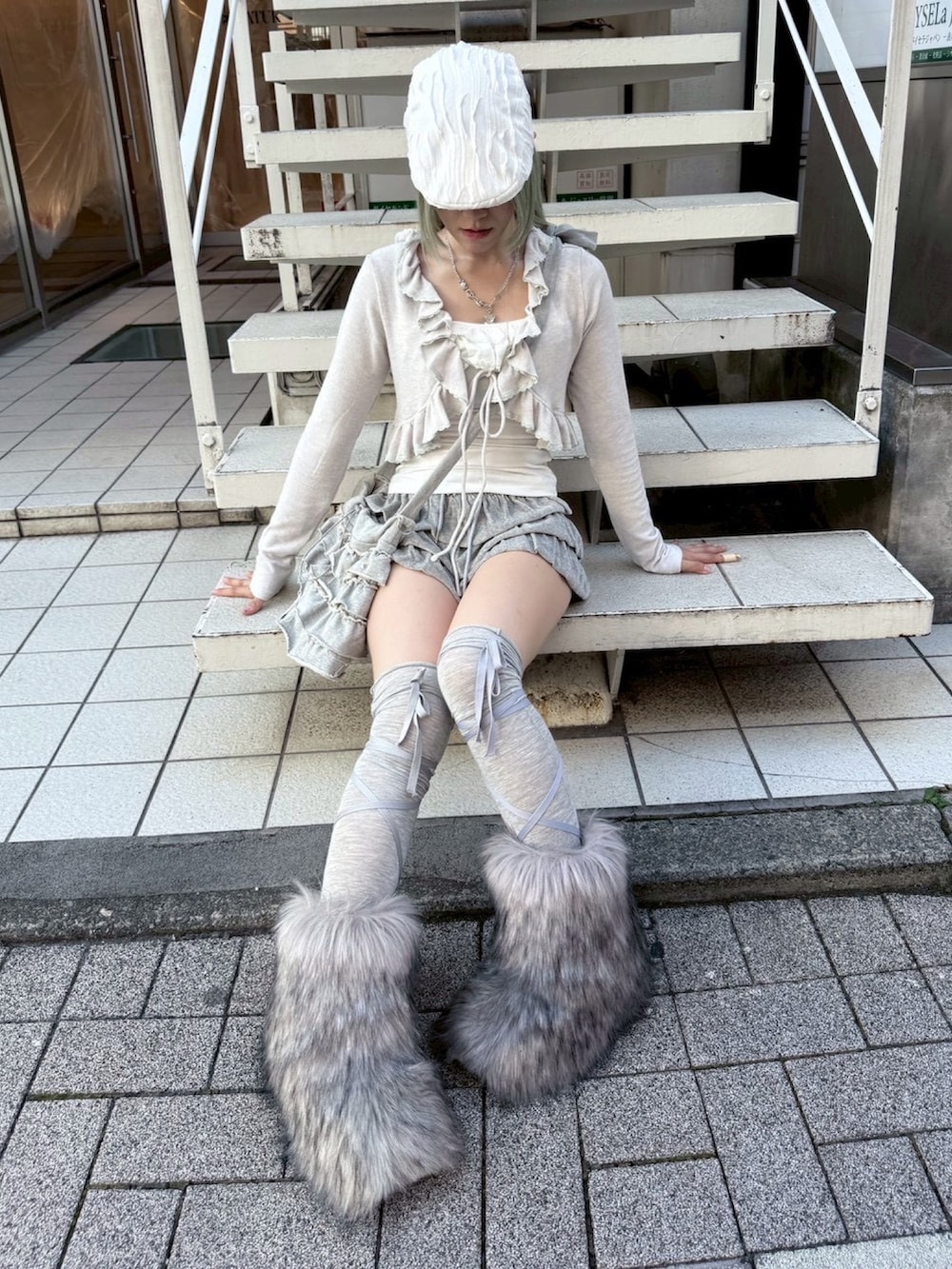 ホワイト系のカーディガン/ボレロを着用したレディースの冬コーディネートの2枚目の写真