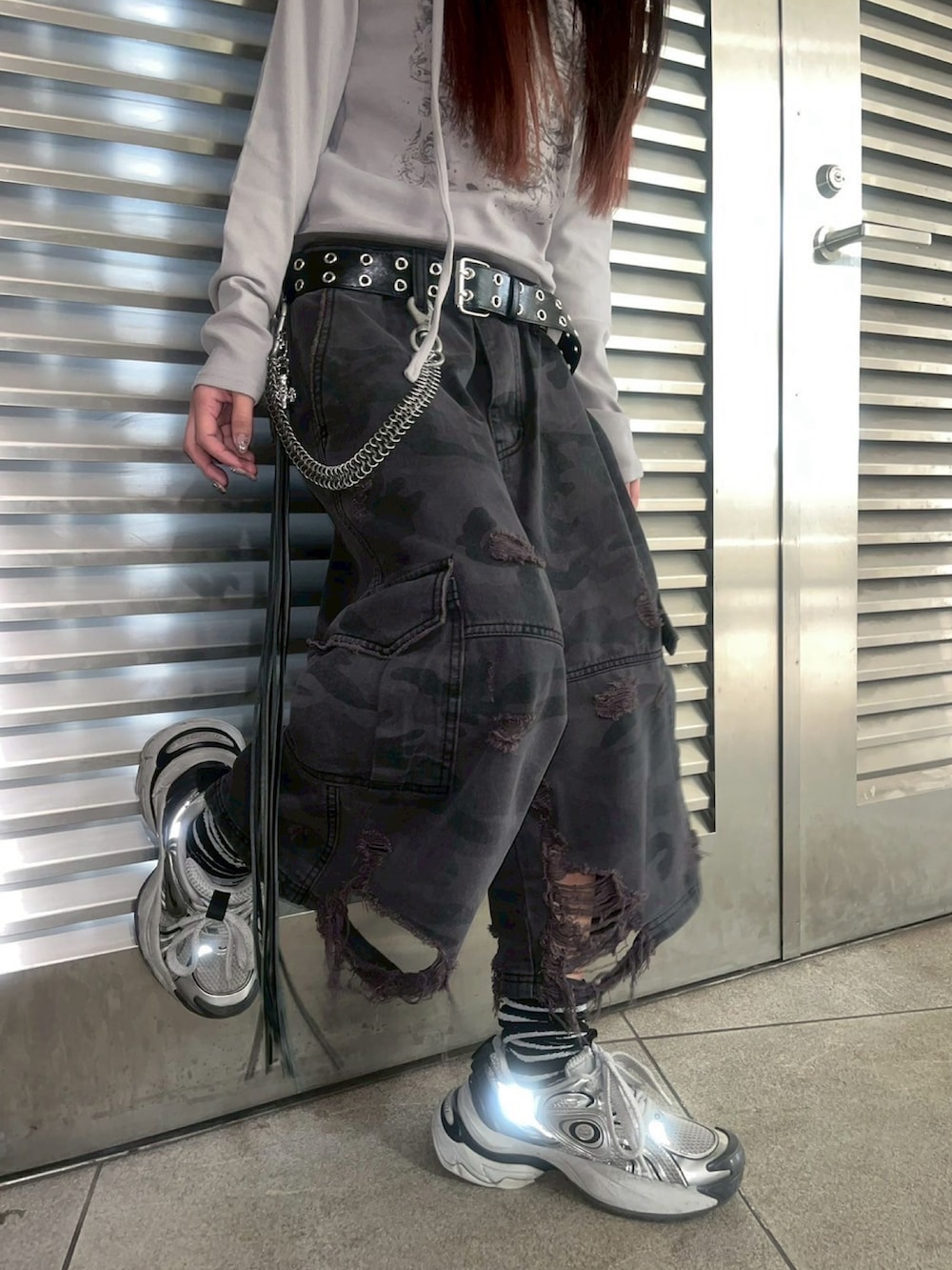 グレー系のTシャツ/カットソー、ブラック系のデニムパンツ、ホワイト系のスニーカーを着用したレディースの春コーディネートの5枚目の写真