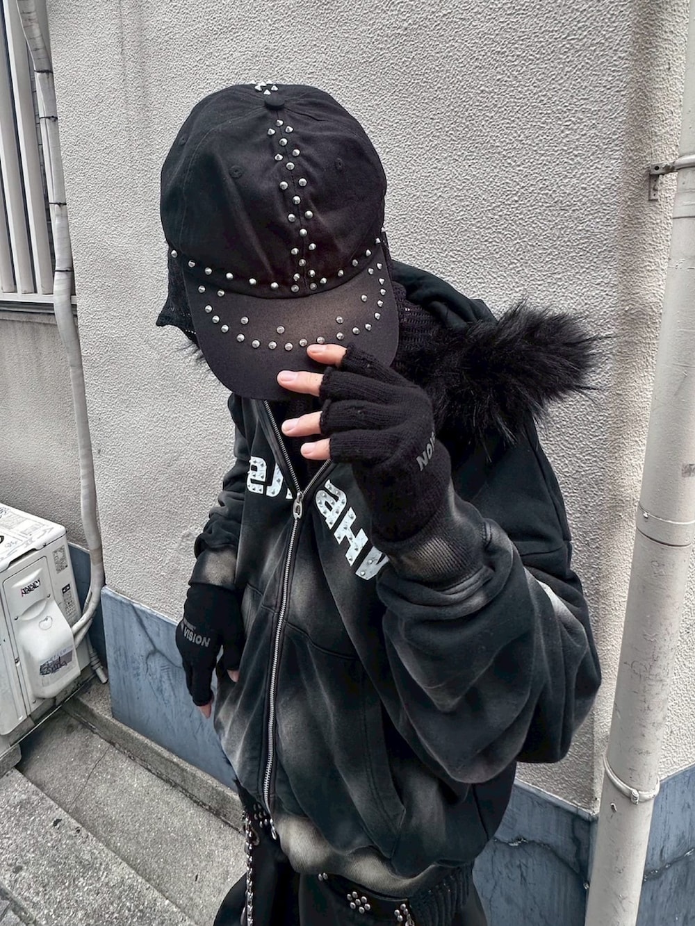 ブラック系のパーカー、ブラック系のデニムパンツ、ブラック系のキャップを着用したメンズの秋コーディネートの4枚目の写真