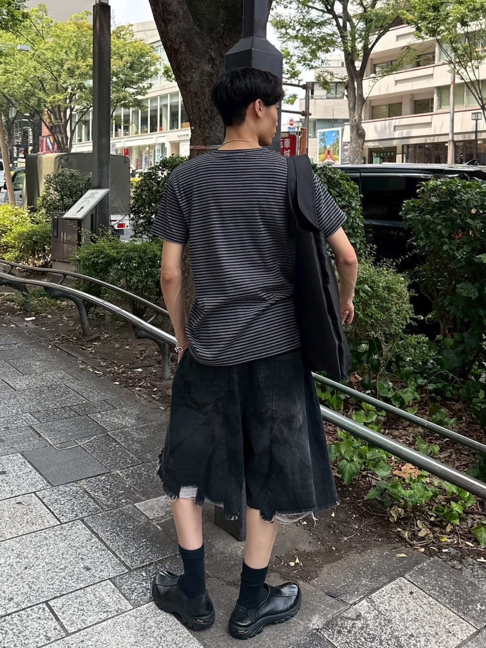 ブラック系のデニムパンツ、ブラック系のTシャツ/カットソーを着用したメンズの冬コーディネートの3枚目の写真
