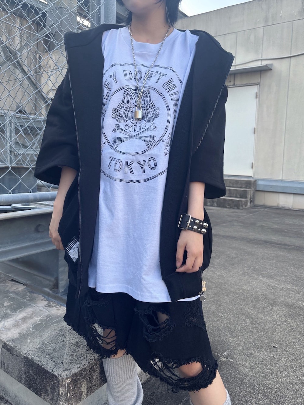 ブラック系のスニーカーを着用したレディースの夏コーディネートの4枚目の写真