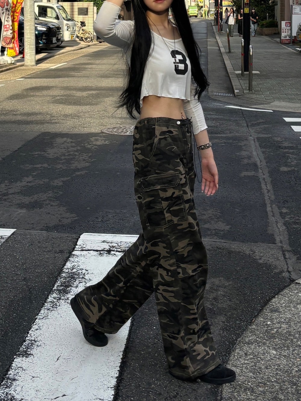 「カモフラ、迷彩、カーゴパンツ、ロンT、Tシャツ、カーキ、シンプルスタイル、オトナ女子、オトナカジュアル、お出かけコーデ、今日のコーデ、秋カラー、韓国ファッション、プチプラ、スニーカー」｜「Chikashitsu +のストリートファッション Chikashitsu + OaKS チカシツプラスオークス camo cargo wide pants カモ柄カーゴパンツ ワイドカーゴパンツ 迷彩カーゴパンツ カモフラパンツ ワイドパンツ 韓国ファッション 韓国 ストリート Y2K（カーゴパンツ、グリーン系）」を使った、Never mind the XU / Chikashitsu+さん（レディース・170cm）の秋コーディネートの4枚目の写真