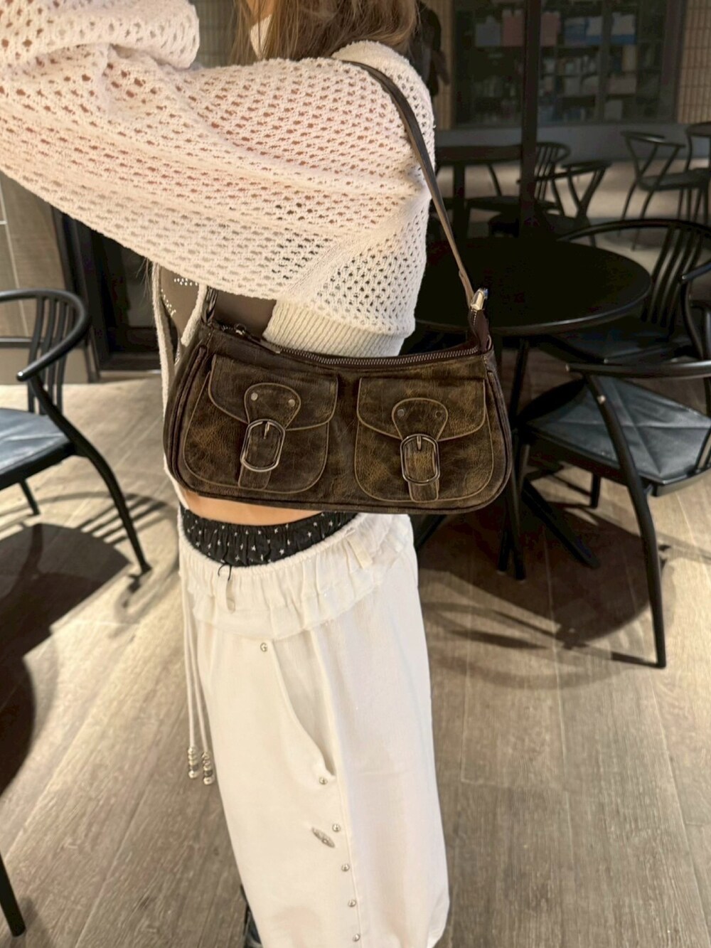 ブラウン系のショルダーバッグ、グリーン系のハンチング/ベレー帽を着用したレディースの夏コーディネートの5枚目の写真