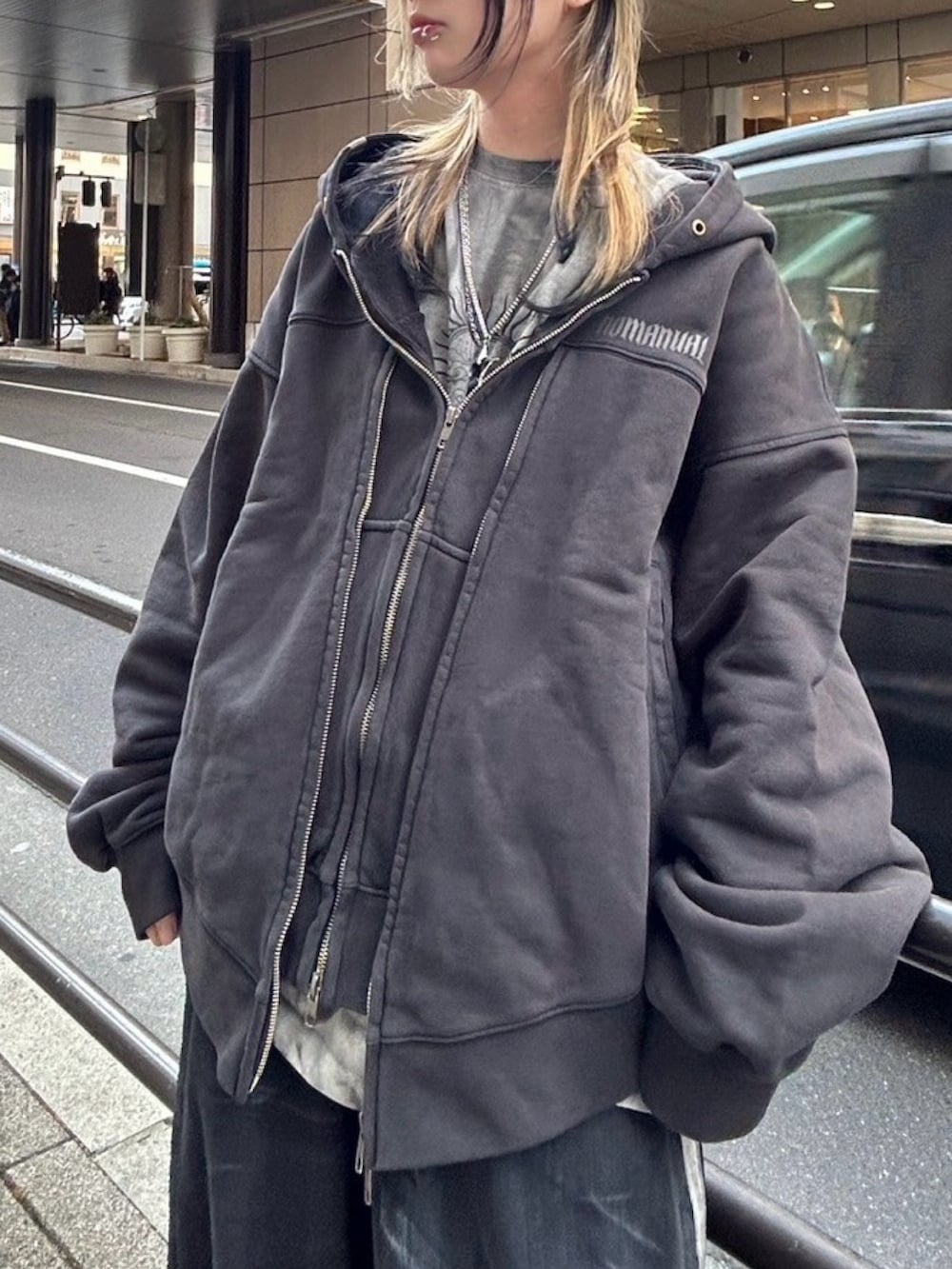 ブラック系のパーカー、グレー系のTシャツ/カットソー、グレー系のスニーカーを着用したレディースの秋コーディネートの2枚目の写真