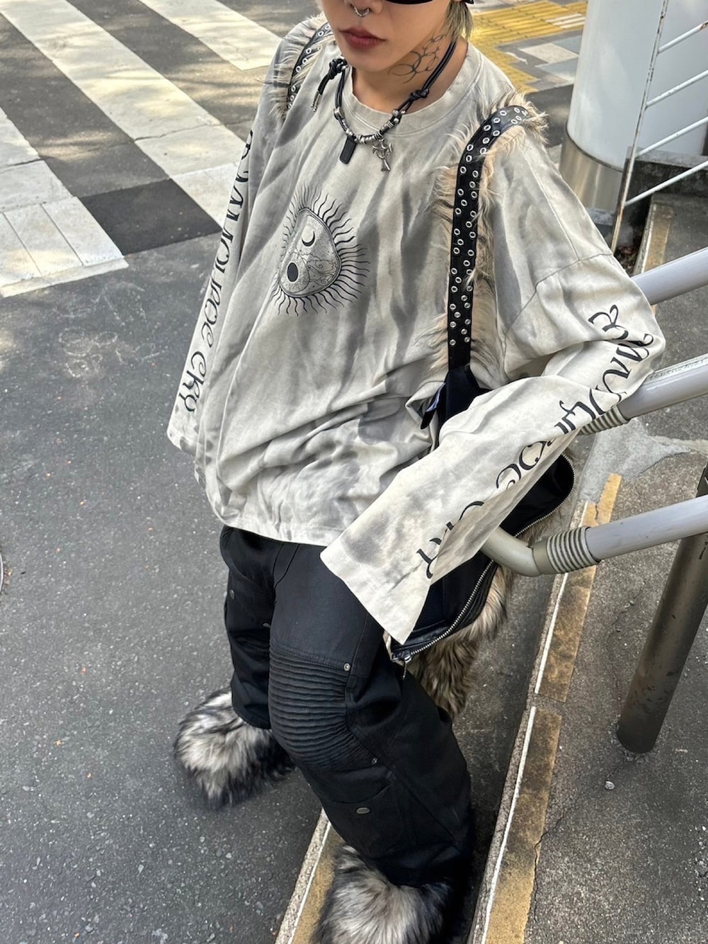 グレー系のTシャツ/カットソー、ブラック系のカーゴパンツ、ブラック系のキャップを着用したメンズの秋コーディネートの4枚目の写真