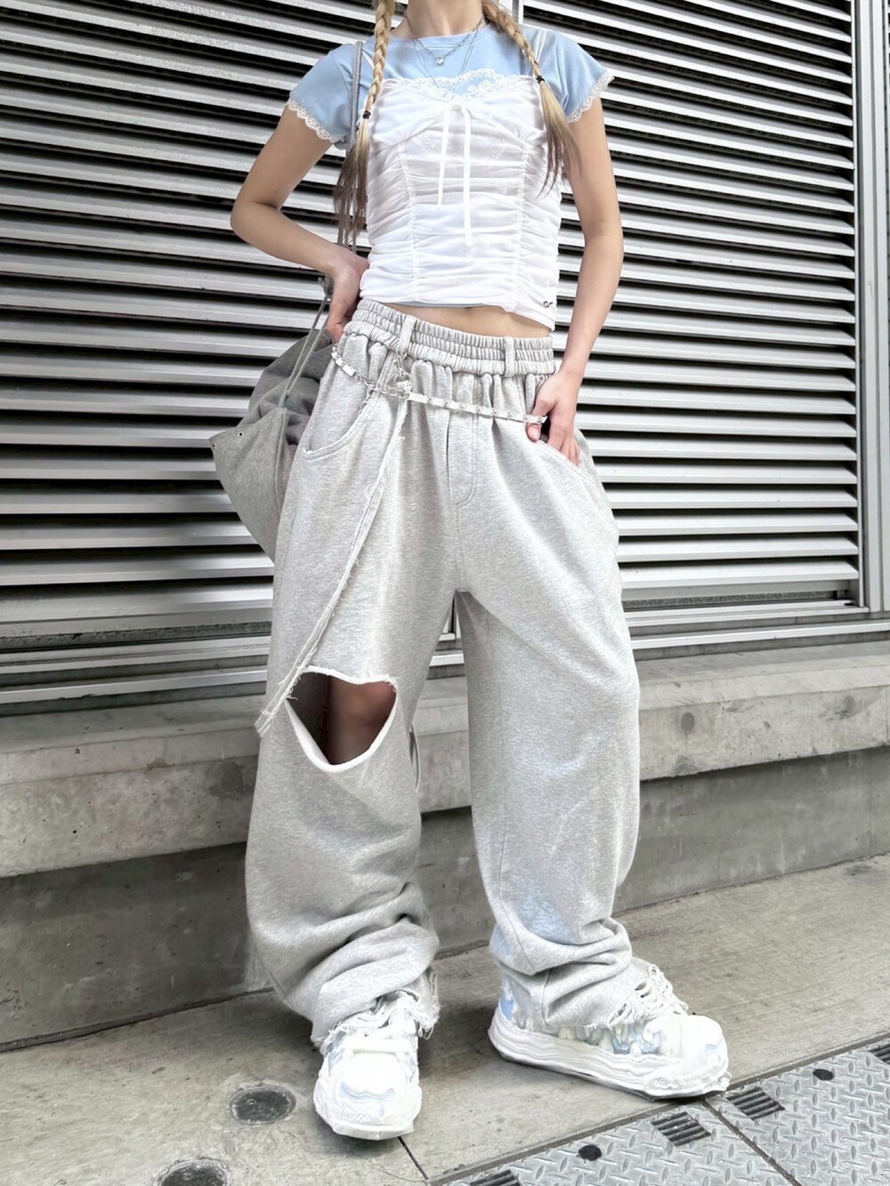 ブルー系のTシャツ/カットソー、ホワイト系のキャミソール、グレー系のスウェットパンツを着用したレディースの春コーディネートの4枚目の写真