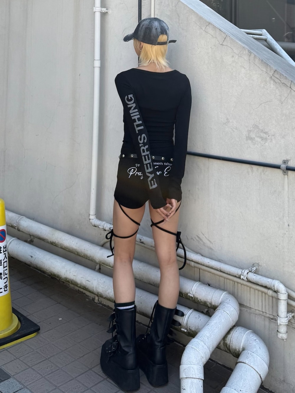 ブラック系のTシャツ/カットソー、ブラック系のキャップを着用したレディースの春コーディネートの3枚目の写真