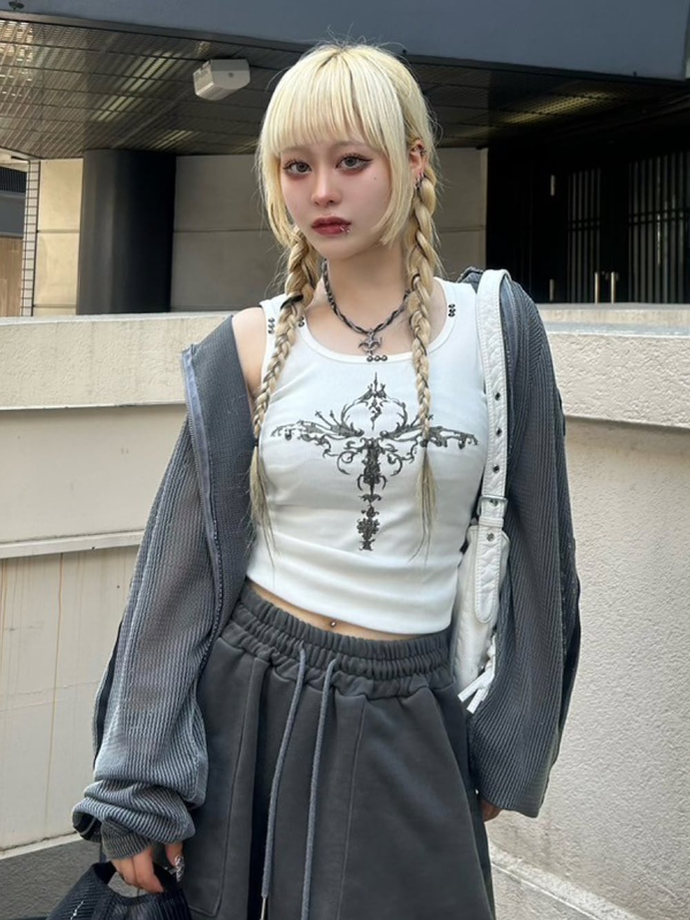 ホワイト系のタンクトップ、グレー系のパーカー、ホワイト系のショルダーバッグを着用したレディースの夏コーディネートの3枚目の写真