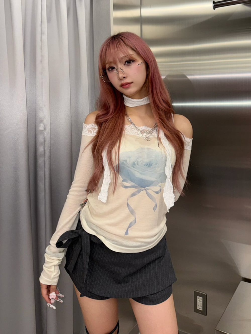「韓国ファッション、春夏コーデ、お出かけコーデ、大人ガーリー、きれいめコーデ、オフショル、スカパン、ミニスカート、ショートパンツ、シアートップス、デートコーデ、レーストップス、花柄、ディズニーコーデ、レッグウォーマー」｜「Never mind the XU / Chikashitsu+の【nmtc +】rose off-shoulder long sleeve T（Tシャツ/カットソー、ベージュ系）」を使った、Never mind the XU / Chikashitsu+さん（骨格ウェーブ・レディース・153cm）の春コーディネートの2枚目の写真