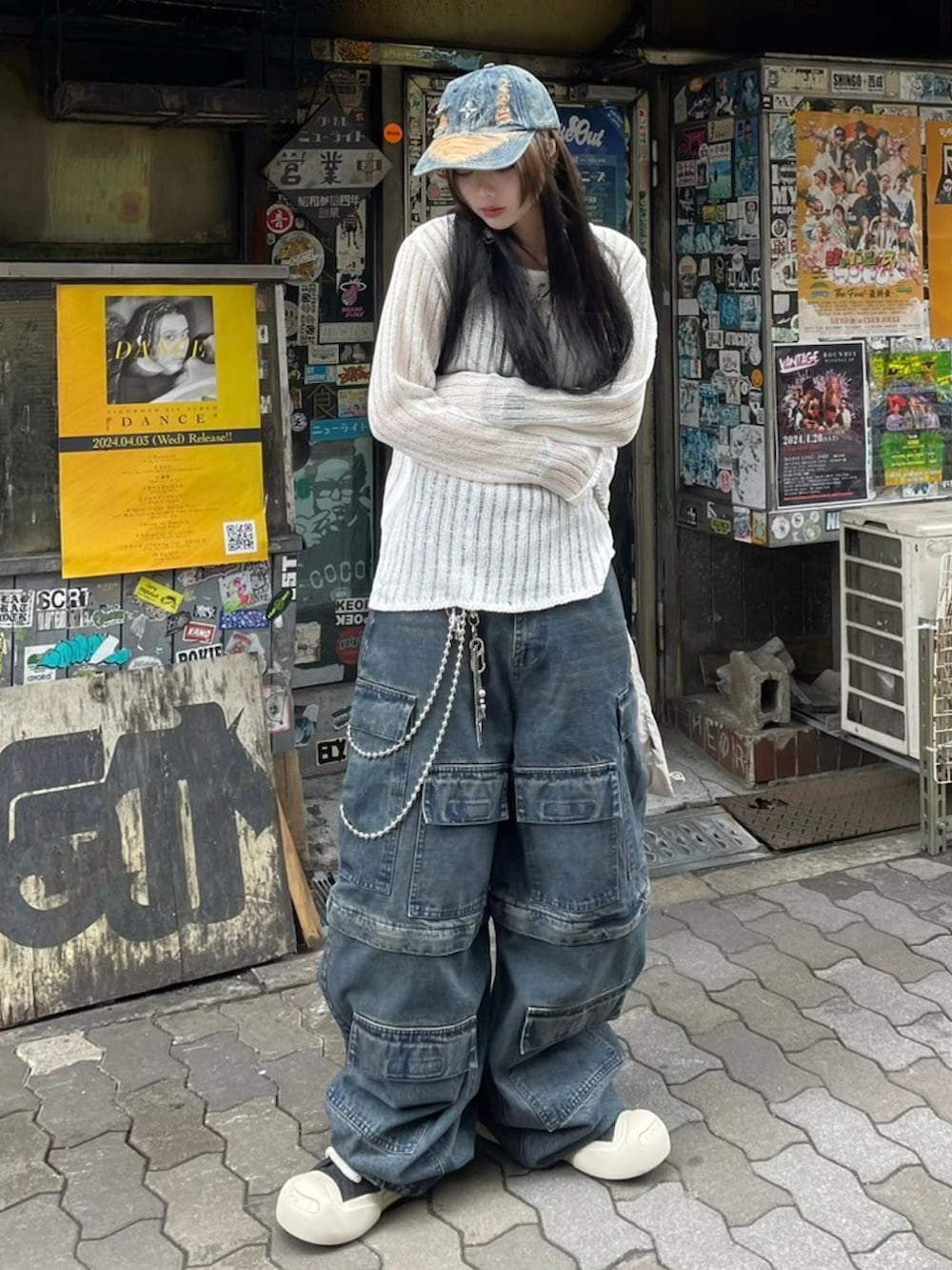 ブルー系のデニムパンツ、ブラック系のスニーカー、グレー系のバックパック/リュックを着用したレディースの春コーディネートの2枚目の写真