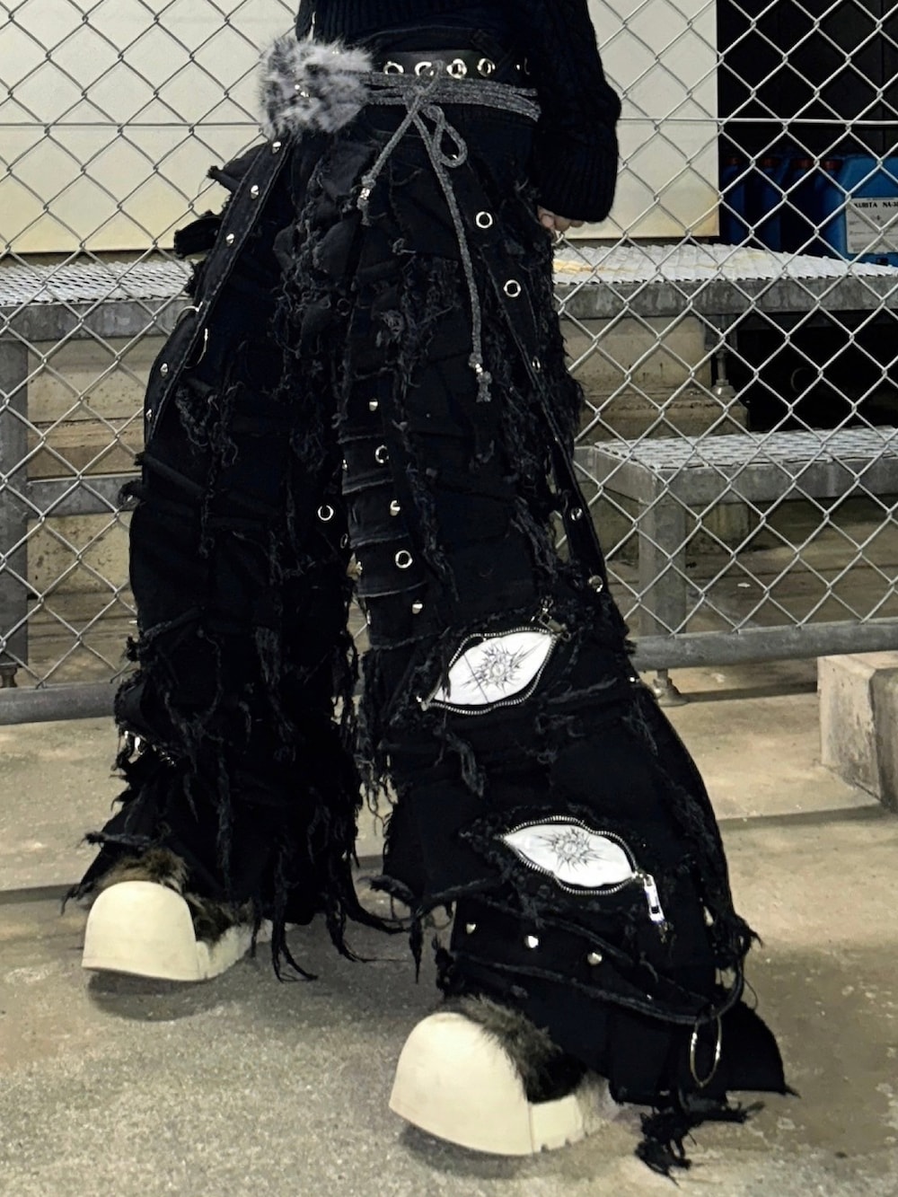 ブラック系のブーツ、ブラック系のデニムパンツ、ブラック系のニットキャップ/ビーニーを着用したレディースの冬コーディネートの4枚目の写真