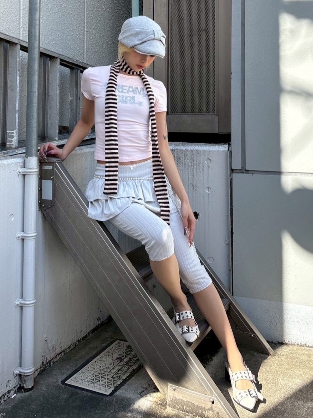 ピンク系のTシャツ/カットソーを着用したレディースの春コーディネートの5枚目の写真