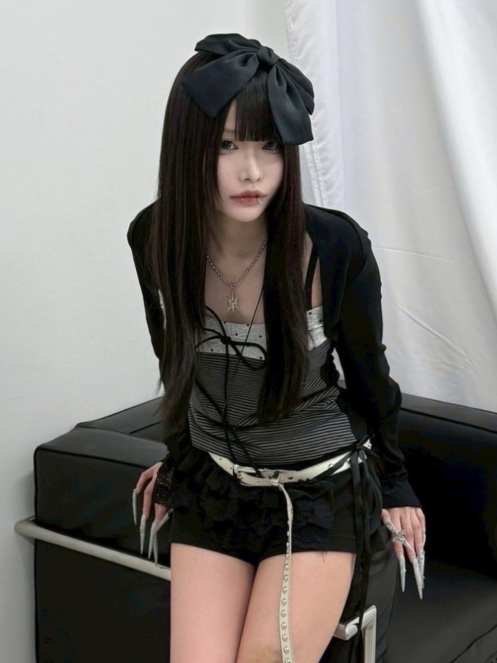 ブラック系のTシャツ/カットソー、ブラック系のスニーカーを着用したレディースの春コーディネートの3枚目の写真