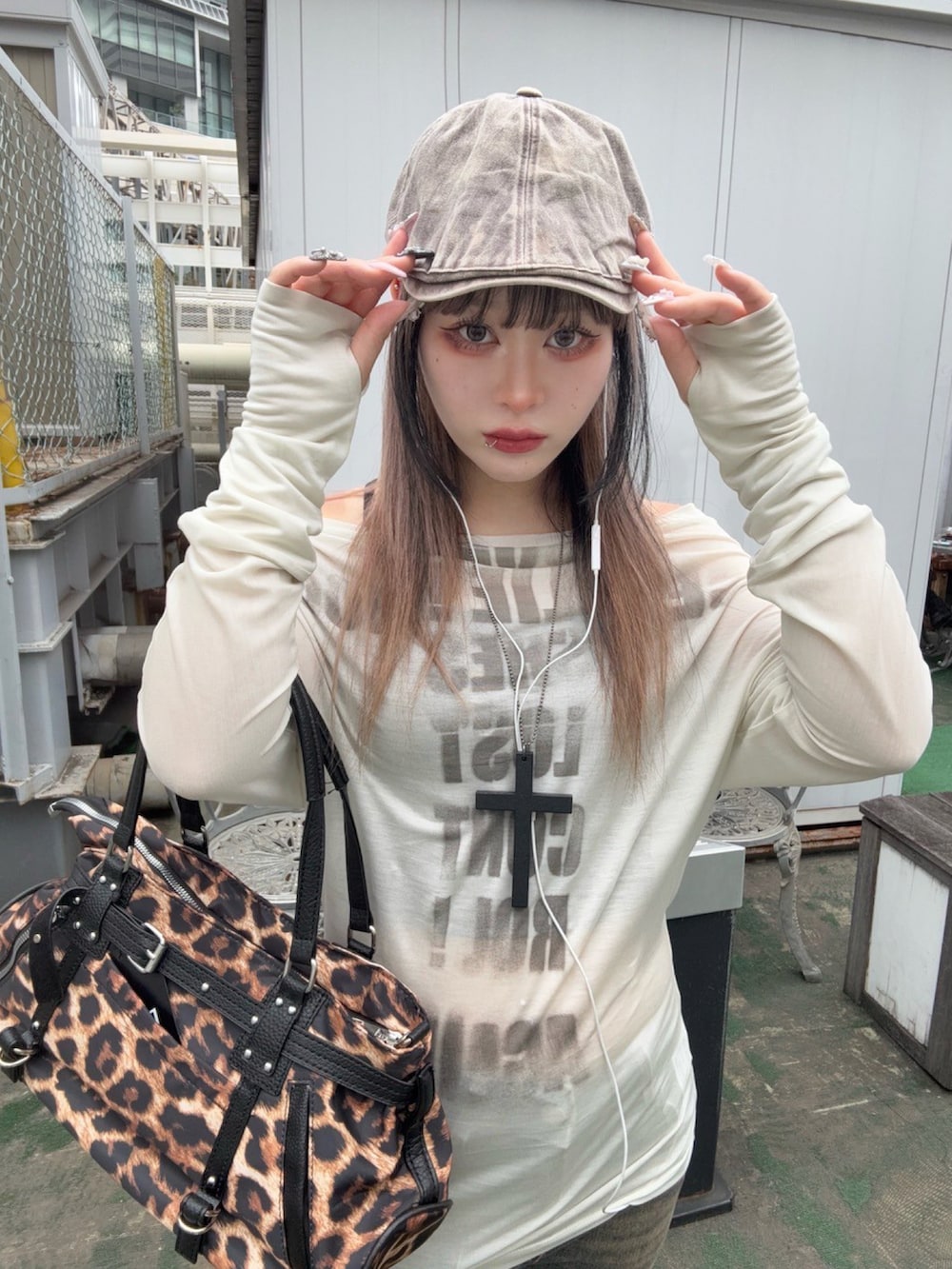 ブラウン系のショルダーバッグ、ホワイト系のTシャツ/カットソー、ブラウン系のハンチング/ベレー帽を着用したレディースの春コーディネートの3枚目の写真