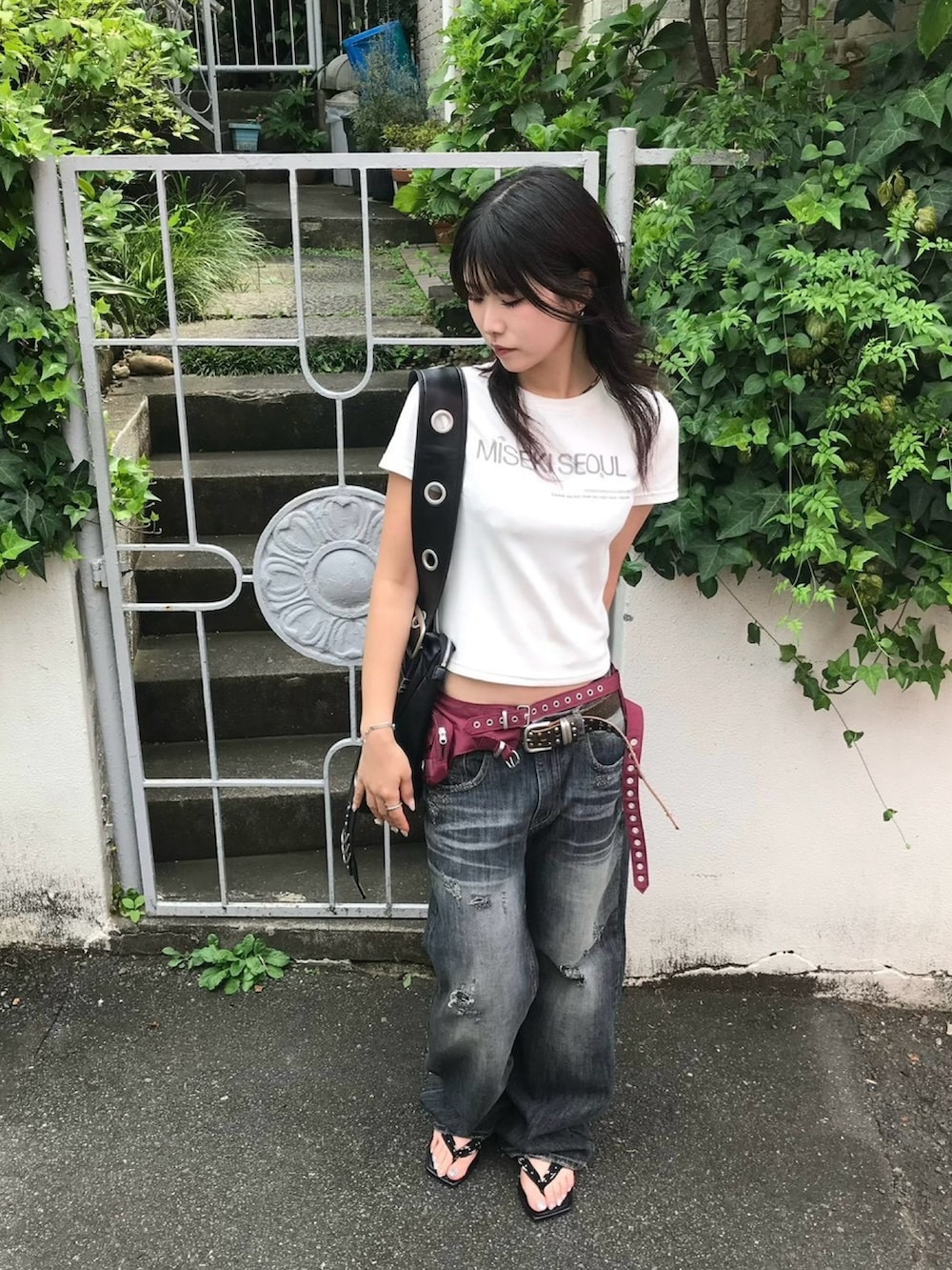 ブルー系のデニムパンツを着用したレディースの秋コーディネートの4枚目の写真