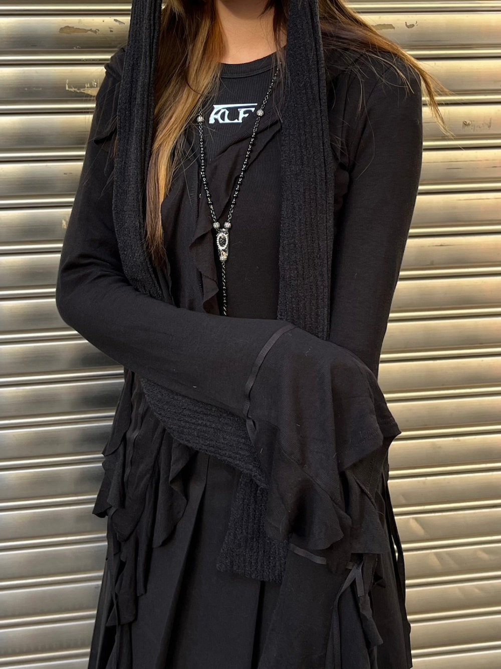 ブラック系のパーカー、ブラック系のニットキャップ/ビーニーを着用したレディースの冬コーディネートの2枚目の写真