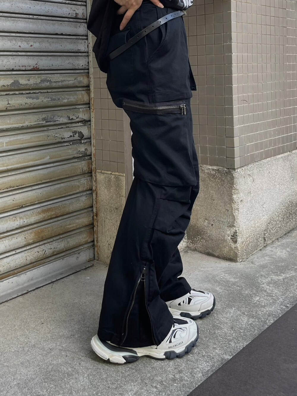 ブラック系のTシャツ/カットソー、ブラック系のデニムパンツを着用したメンズの夏コーディネートの3枚目の写真