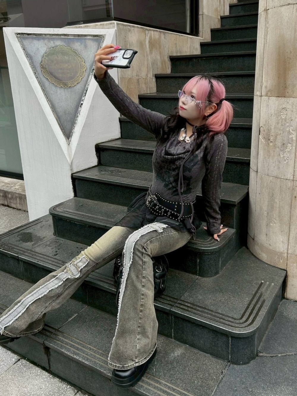 ブラック系のショルダーバッグを着用したレディースの冬コーディネートの3枚目の写真