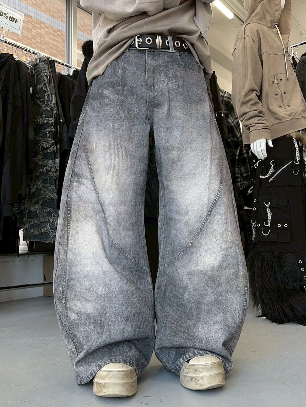 ベージュ系のパーカー、シルバー系のバックパック/リュックを着用したメンズの春コーディネートの4枚目の写真