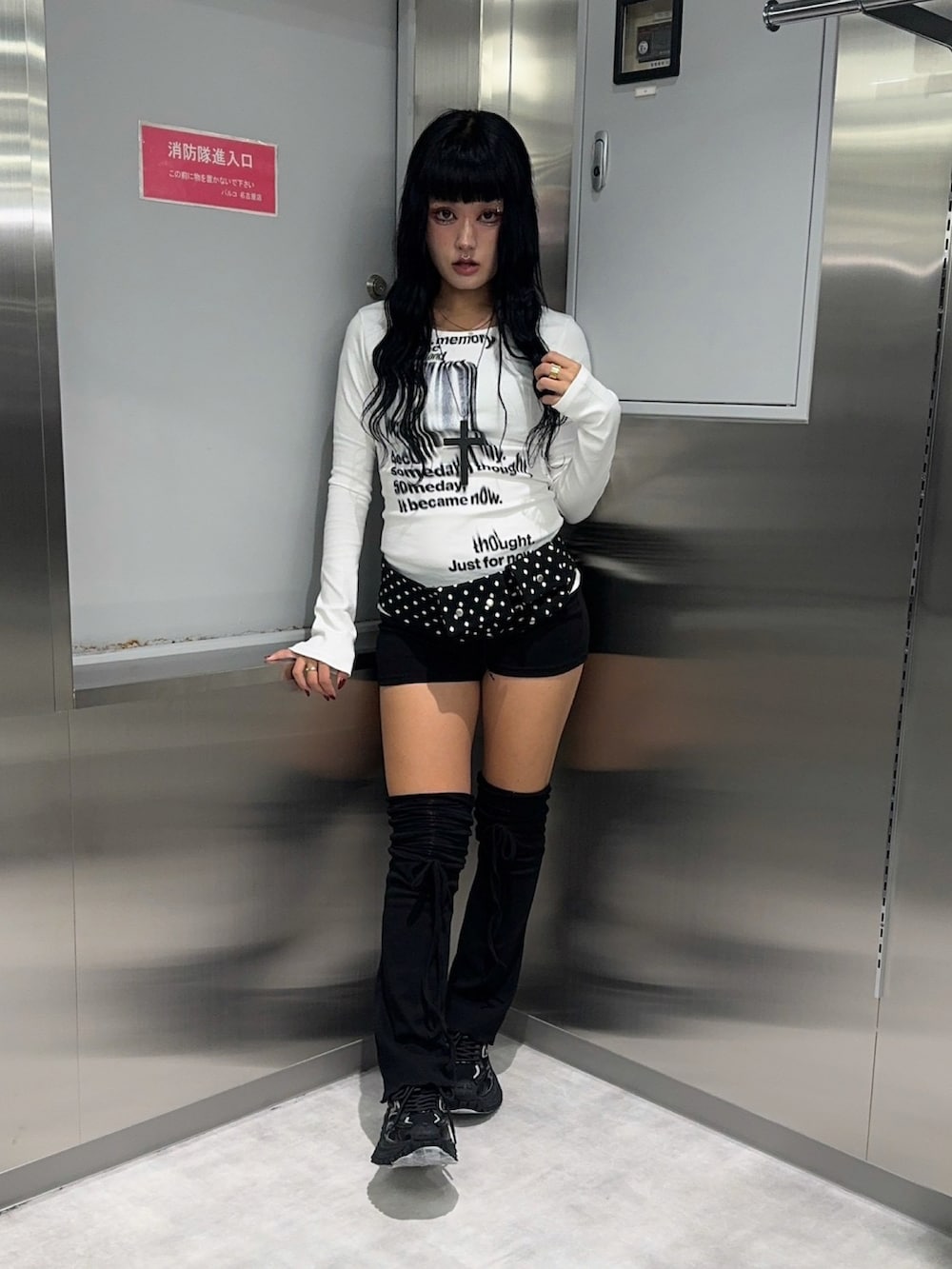 ブラック系のスウェットパンツ、ブラック系のネックレスを着用したレディースの秋コーディネートの2枚目の写真