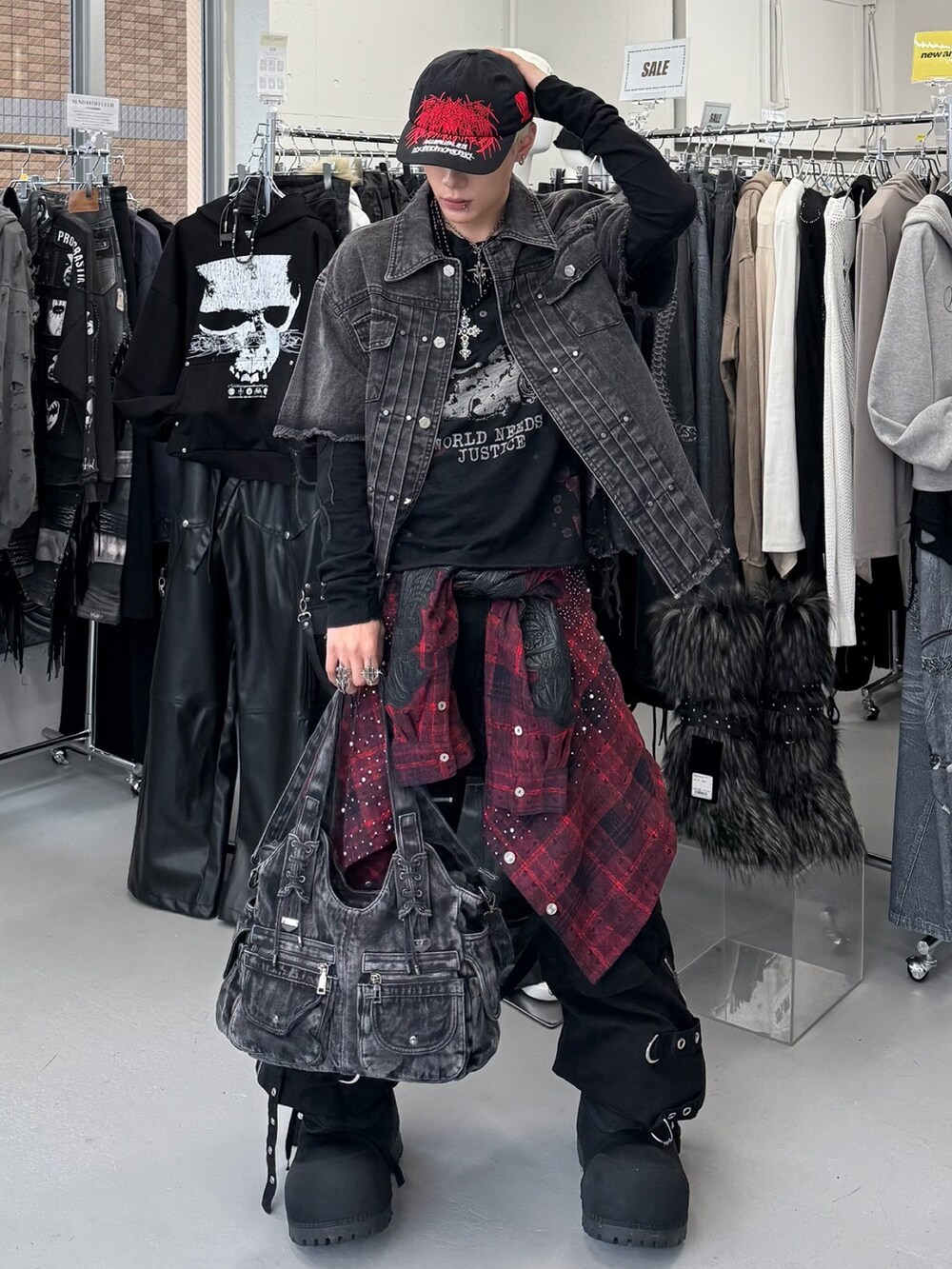 ブラック系のその他パンツ、ブラック系のTシャツ/カットソー、ブラック系のショルダーバッグを着用したメンズの春コーディネートの2枚目の写真