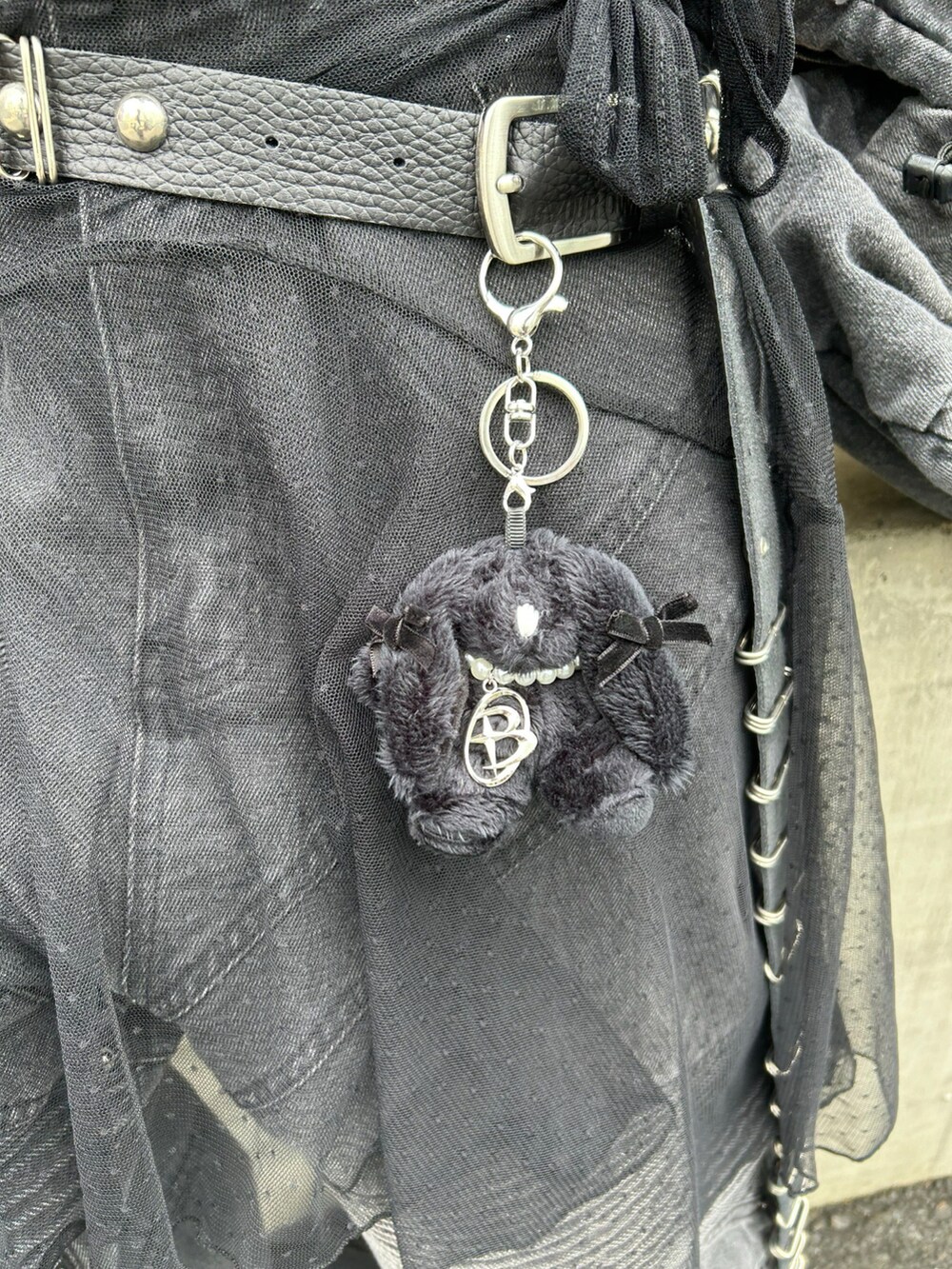 ブラック系のTシャツ/カットソー、ブラック系のデニムパンツ、ブラック系のベルトを着用したレディースの秋コーディネートの5枚目の写真