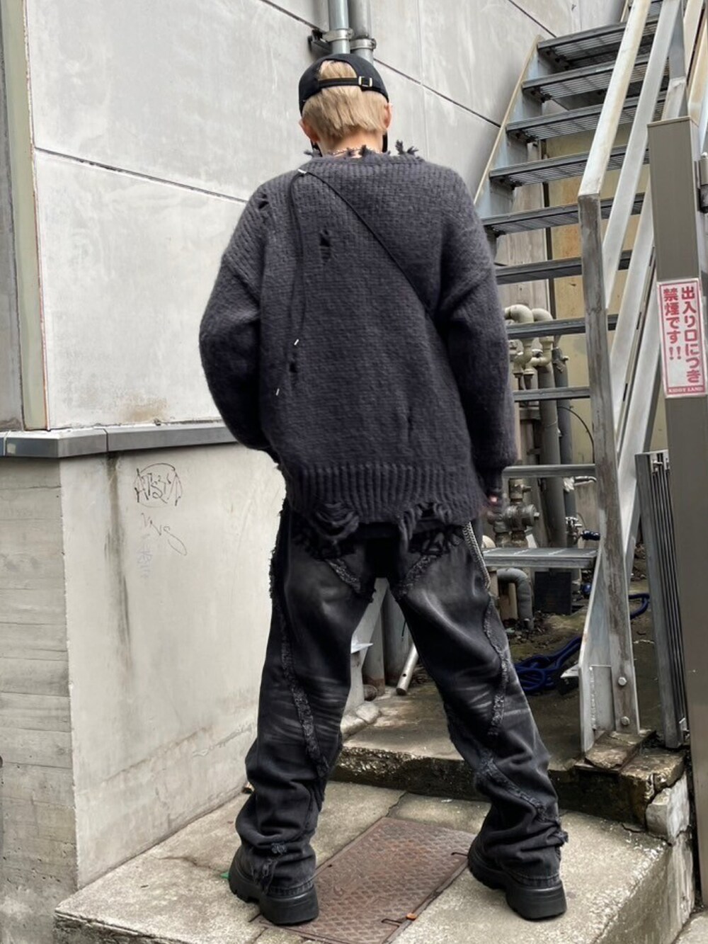 グレー系のニット/セーター、ブラック系のキャップを着用したメンズの秋コーディネートの5枚目の写真