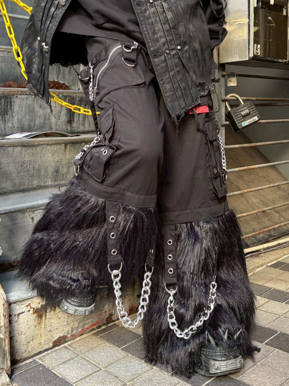 ブラック系のその他パンツを着用したメンズの冬コーディネートの5枚目の写真